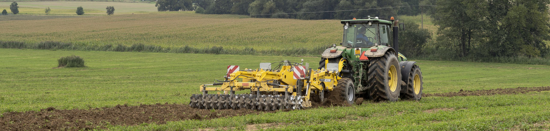 UNIVERSAL CARRIER header image